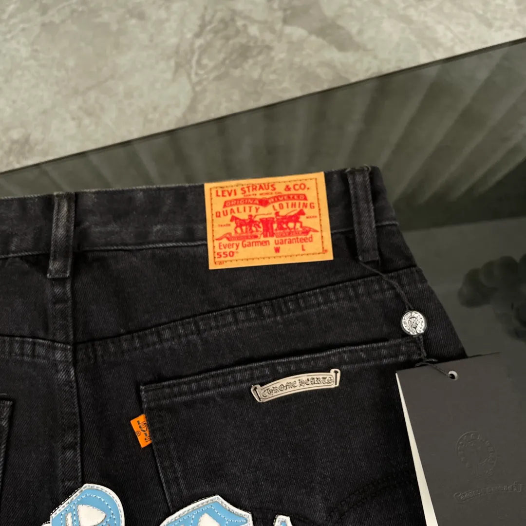 🅿️280 original development, hardware customization, chrome hearts Chengdu limited, new city limited jeans, Chrome Hearts city limited jeans, vintage levis, American-made 501 black and gray base version, Levi's American-made 501 base version, imported sheepskin, 925 silver jewelry remake [Top heavy industry fashionable design] Consistently made in high street luxury style. Speaking of this style, the Zangyin family and GU family are definitely the leading representative brands. Especially the Zangyin family has really achieved a state-of-the-art effect in creating high street style. The unique washed material is used to create this style. The color system is quite eye-catching. It is decorated with patchwork cross flowers, which cleverly highlights the charm of the brand. Secondly, this style uses classic The high-waist cutting design highlights the long legs and fashionable temperament of the upper body. The brand is highly recognizable and the slim fit configuration is more suitable for daily wear. It is a product that interprets personality, fashion, and specifications at a glance. This single product is enough to make any fan excited. It can be a white T-shirt for youthful preppy style, or a tight suspender for lady style. It has strong matching ability and can be easily controlled by men.  [Material and craftsmanship] Needless to say, this point goes without saying. As an excellent craftsman brand, Zangyin has really perfect requirements for details and craftsmanship. The washed color of this model has gone through so many processes, not to mention the embellishment of the denim appliqués. It is also purely handmade and sewn. Just like what they believe in, only handmade things have soul and have the meaning of wear. A top-notch heavy-duty fashionable denim item, I look forward to your perfect interpretation! !